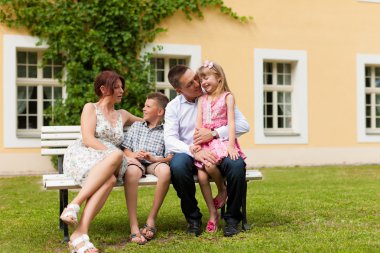 Aile oturma ve evlerinin önünde oynarken