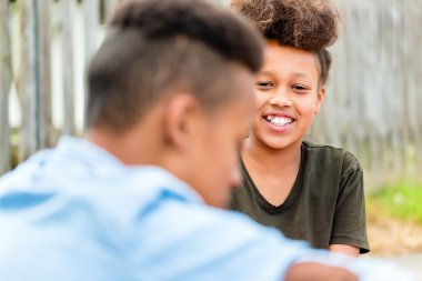 Kardeşleri bahçesinde katta oturuyor