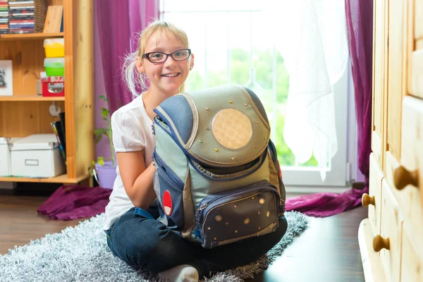 Fille avec sac d'école dans sa chambre à la maison — Photo