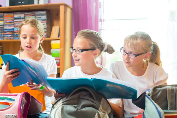 Le ragazze preparano borse per scuola con libri — Foto Stock