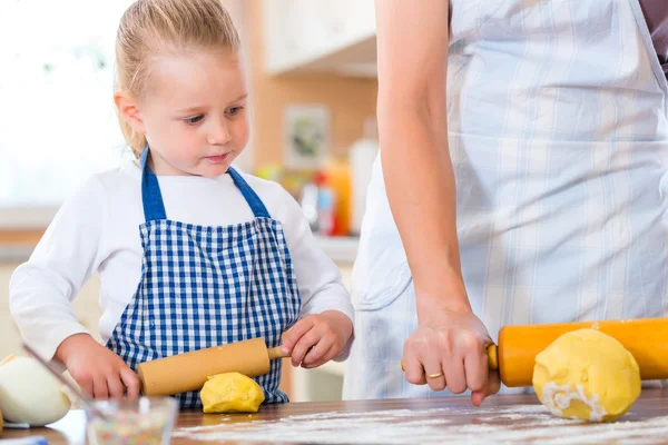 Mãe e filha fazendo biscoitos juntos — Fotografia de Stock