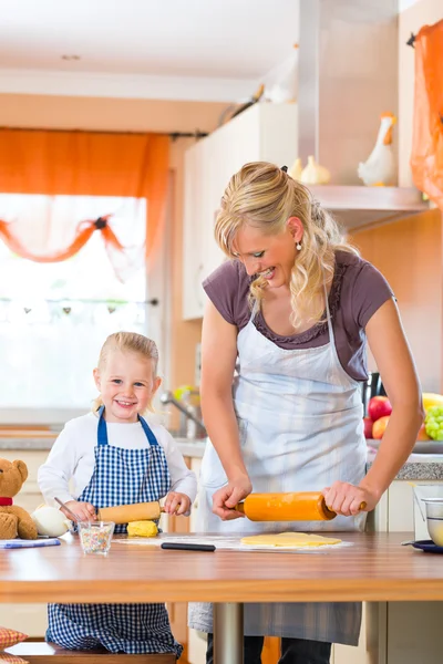 Mother and daughter baking cookies together — Stock Photo, Image