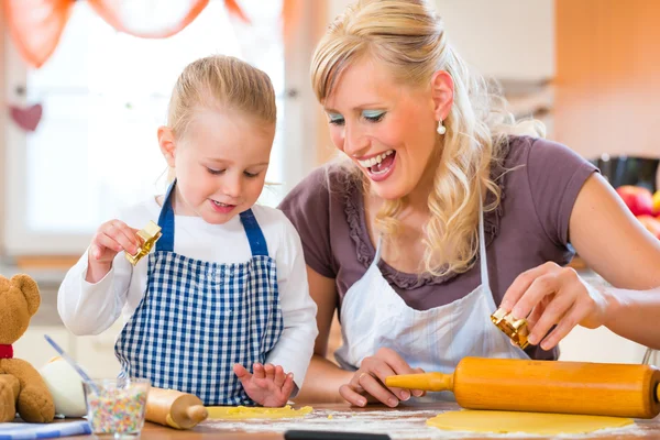 Mother and daughter baking cookies together — Stock Photo, Image