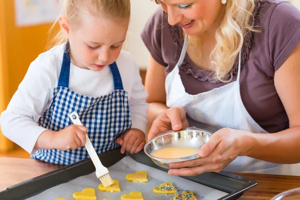 Moeder en dochter bakken cookies samen — Stockfoto