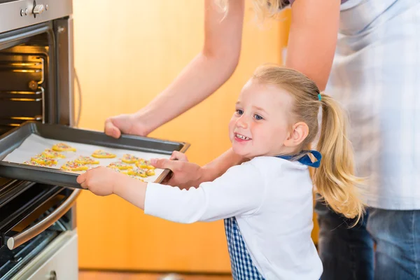 Mother and daughter baking in kitchen — Stock Photo, Image