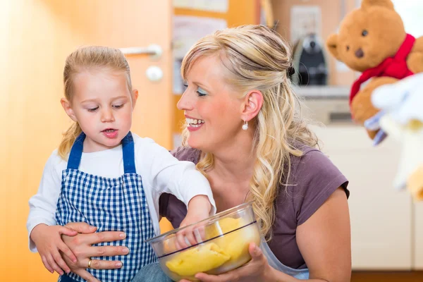 Anne ve kızı birlikte pişirme — Stok fotoğraf