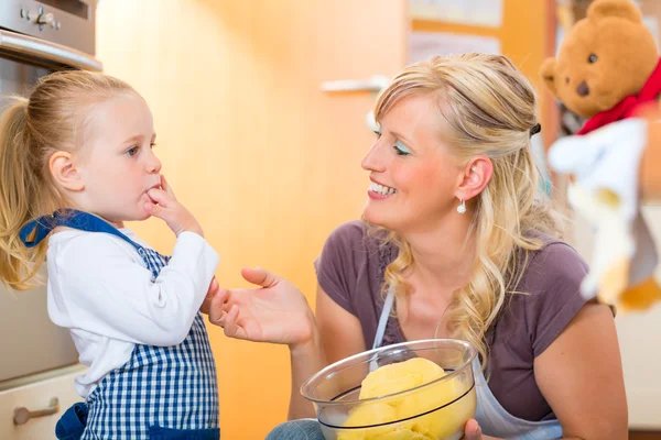 Moeder en dochter bakken samen — Stockfoto