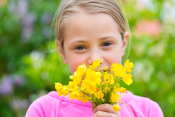Girl with buttercups in summer — Stock Photo, Image