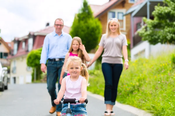 Familie beim Spaziergang vor Häusern im Dorf — Stockfoto