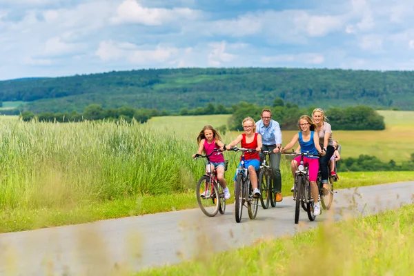 Ciclismo familiar en verano en el paisaje rural — Foto de Stock