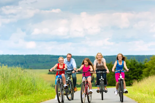 가족 농촌 풍경에 여름에 자전거 — 스톡 사진
