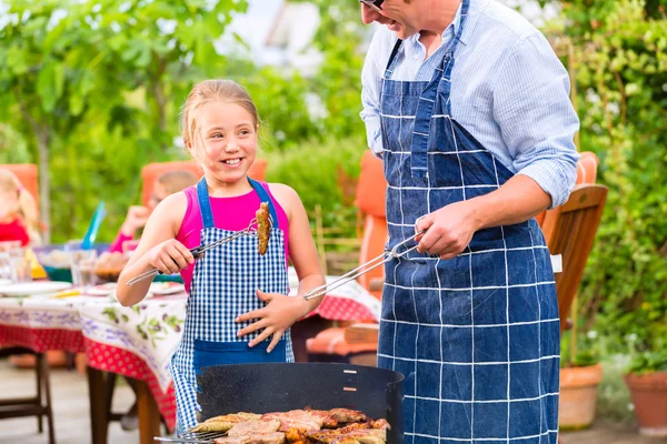 Grilling med familie i hagen – stockfoto