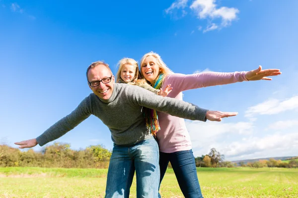 Família brincando no prado no outono ou outono — Fotografia de Stock