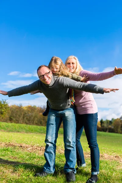 Familie spelen op weide in de herfst of najaar — Stockfoto