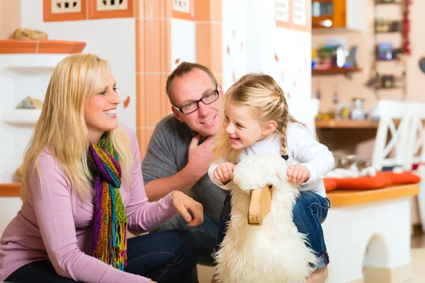 Familie schommelen rocker paard — Stockfoto