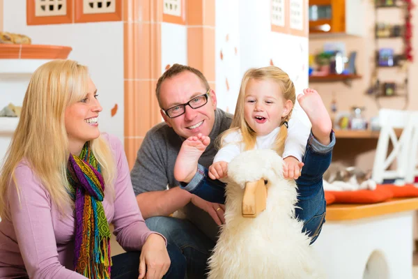 Familjen rocking rocker häst — Stockfoto