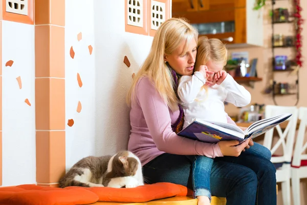 Mère lecture histoire de nuit pour enfant à la maison — Photo