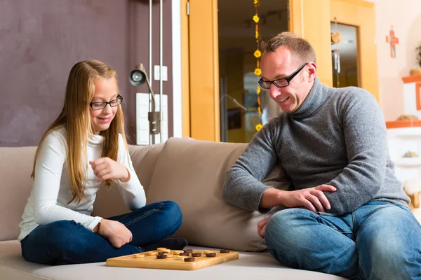 Padre e hija jugando damas —  Fotos de Stock