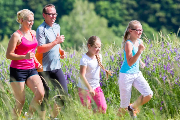 Correr en familia para mejorar la forma física en verano — Foto de Stock