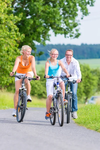 Family having weekend bicycle tour outdoors — Stock Photo, Image