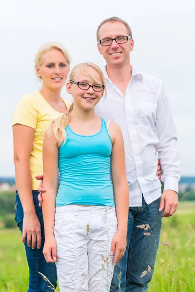 Familie staande op gras gazon of veld — Stockfoto