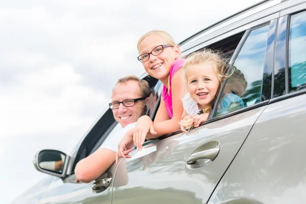 Familie rijden met de auto in de zomervakantie — Stockfoto