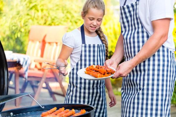 Barbecue familial ensemble sur la terrasse — Photo