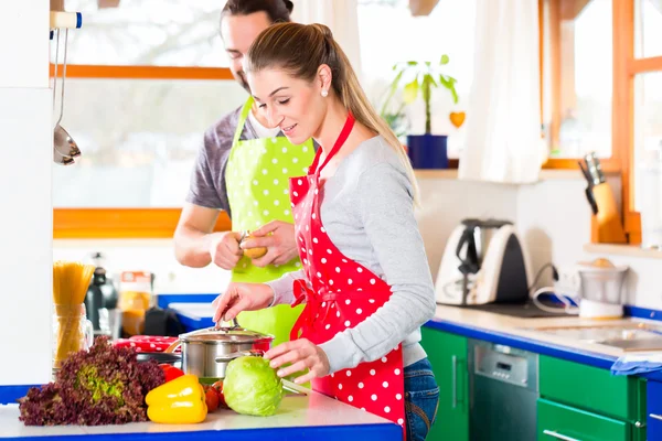 Casal cozinhar na cozinha doméstica comida saudável — Fotografia de Stock