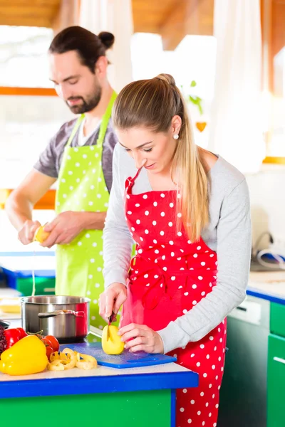 Couple cooking in domestic kitchen healthy food — Stock Photo, Image