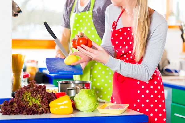 Cocina en pareja en la cocina doméstica comida saludable — Foto de Stock