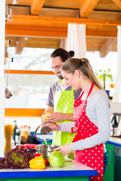 Casal cozinhar na cozinha doméstica comida saudável — Fotografia de Stock