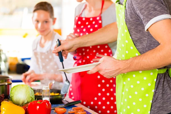 Família cozinhar alimentos saudáveis na cozinha doméstica — Fotografia de Stock