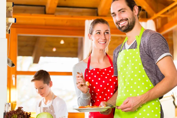 Familie kocht gesundes Essen in der heimischen Küche — Stockfoto