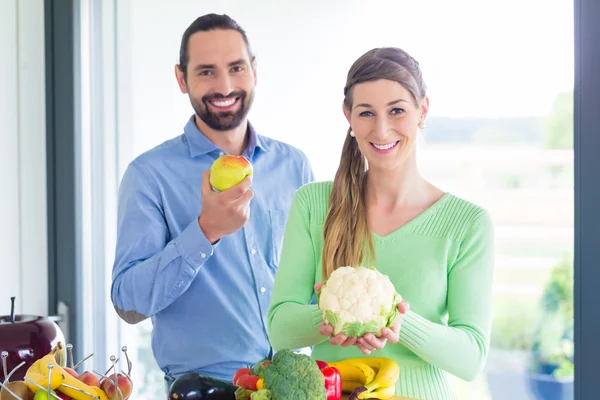 Pareja que vive sana comiendo frutas y verduras — Foto de Stock