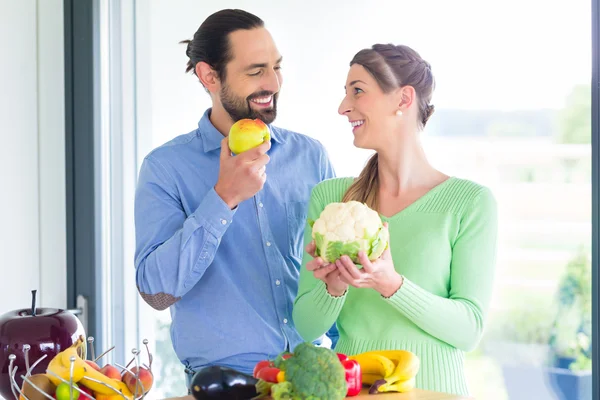 Couple living healthy eating fruits and vegetables — Stock Photo, Image