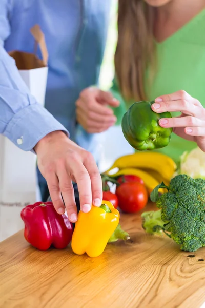 Pareja que vive sana comiendo frutas y verduras —  Fotos de Stock