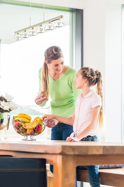 Família comer frutas frescas para uma vida saudável — Fotografia de Stock