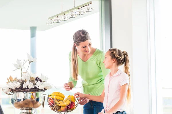 Família que come frutas frescas — Fotografia de Stock