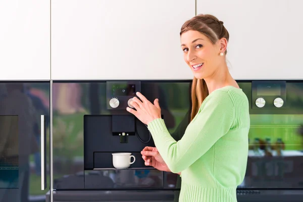 Femme utilisant une machine à café entièrement automatique — Photo