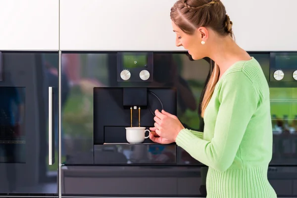 Femme utilisant une machine à café entièrement automatique — Photo