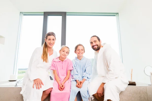 Família sentados juntos na banheira — Fotografia de Stock