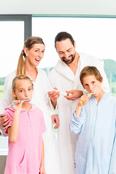 Familia en la rutina de cuidado dental en el baño — Foto de Stock