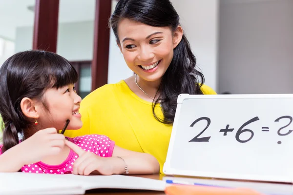 Madre cinese che insegna matematica al bambino — Foto Stock