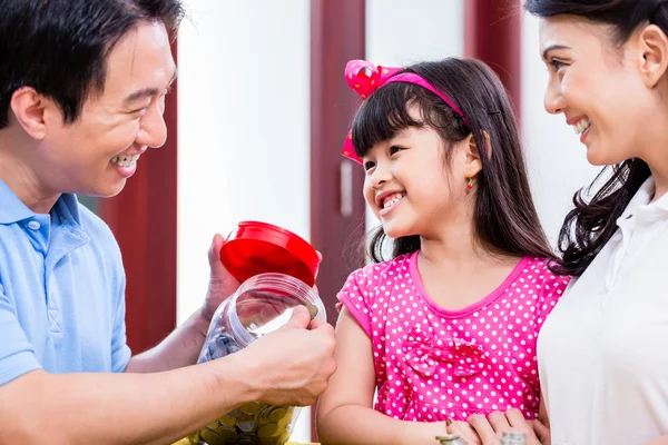 Familia china ahorrando dinero para el fondo universitario —  Fotos de Stock