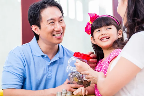 Kinesisk familj spara pengar för college fond — Stockfoto