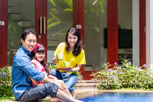 Čínská rodina v bazénu před domem — Stock fotografie