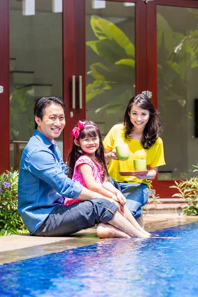 Família chinesa na piscina em frente a casa — Fotografia de Stock