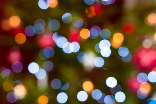 Julgranskulor på träd - Bokeh — Stockfoto