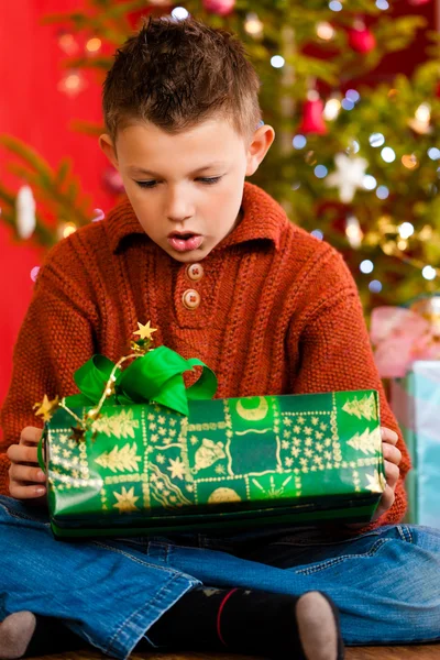 Jul - liten pojke med Xmas nuvarande — Stockfoto