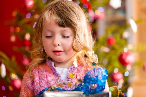 Christmas - little girl with Xmas present — Stock Photo, Image